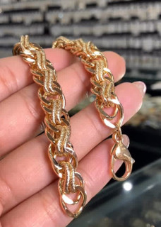دستبند ژوپینگ اورجینال مدل جی تاش، طراحی زنجیری با حلقههای درهمتنیده و بافت برجسته طلایی